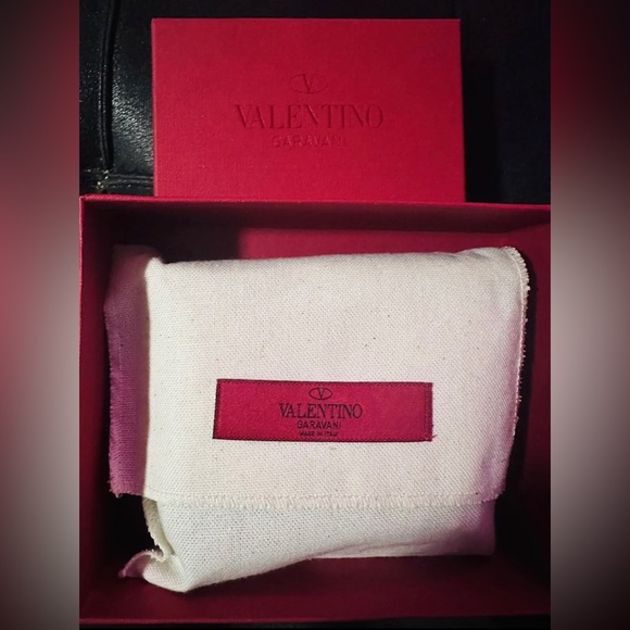 Valentino Garavani Rockstud Bifold Zip-Up Wallet Card Holder - Picture 15 of 16